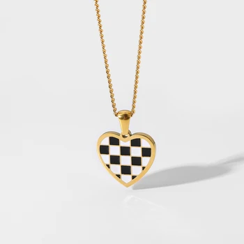 Ir 2021. Jaunas Ielidošanas 18k Zelta Pārklājumu Nerūsējošā Tērauda Puse Rotaslietas mīlestību sirdī šaha Pleds kulons, kaklarota Sievietēm